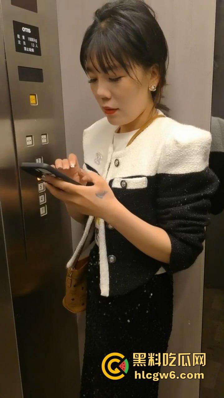 佛山端庄少妇『赵梅』跳蛋塞逼里还喊乖，撒尿洗礼跪舔伺候主人，COS蜘蛛侠爬地吃鸡巴，这年头少妇也爱被调教！-1