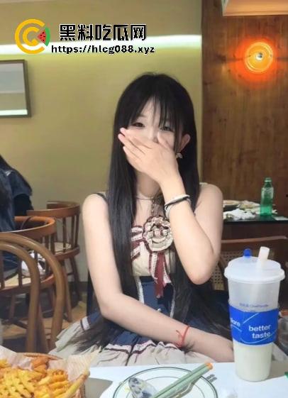 抖音30万粉纯情萝莉【小甜甜】福利视频泄密，嫩逼喷水惊呆舔狗，女菩萨还是骚母狗？-6