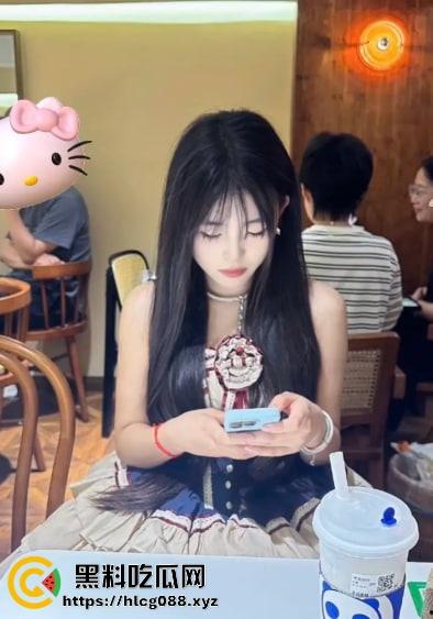 抖音30万粉纯情萝莉【小甜甜】福利视频泄密，嫩逼喷水惊呆舔狗，女菩萨还是骚母狗？-11