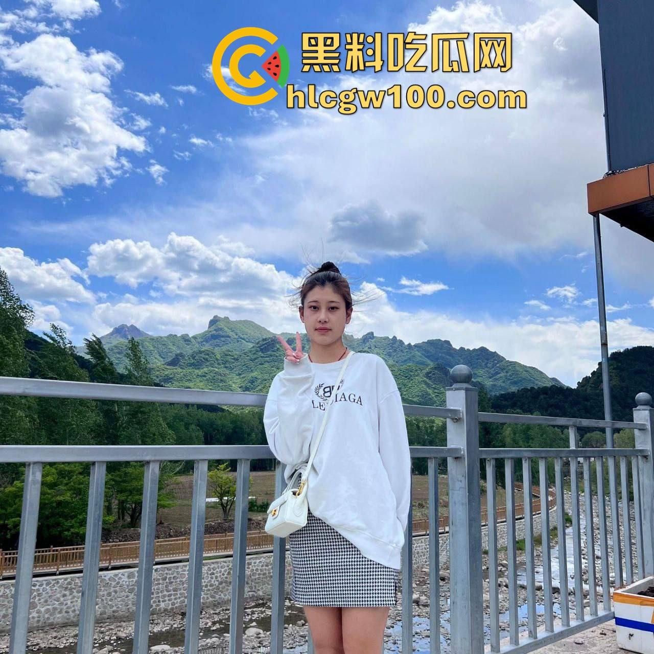 西安大学大三学姐【林诗诗】私密自拍外流！清纯脸蛋配骚浪劲儿，边打游戏边有男友大棒伺候。-1