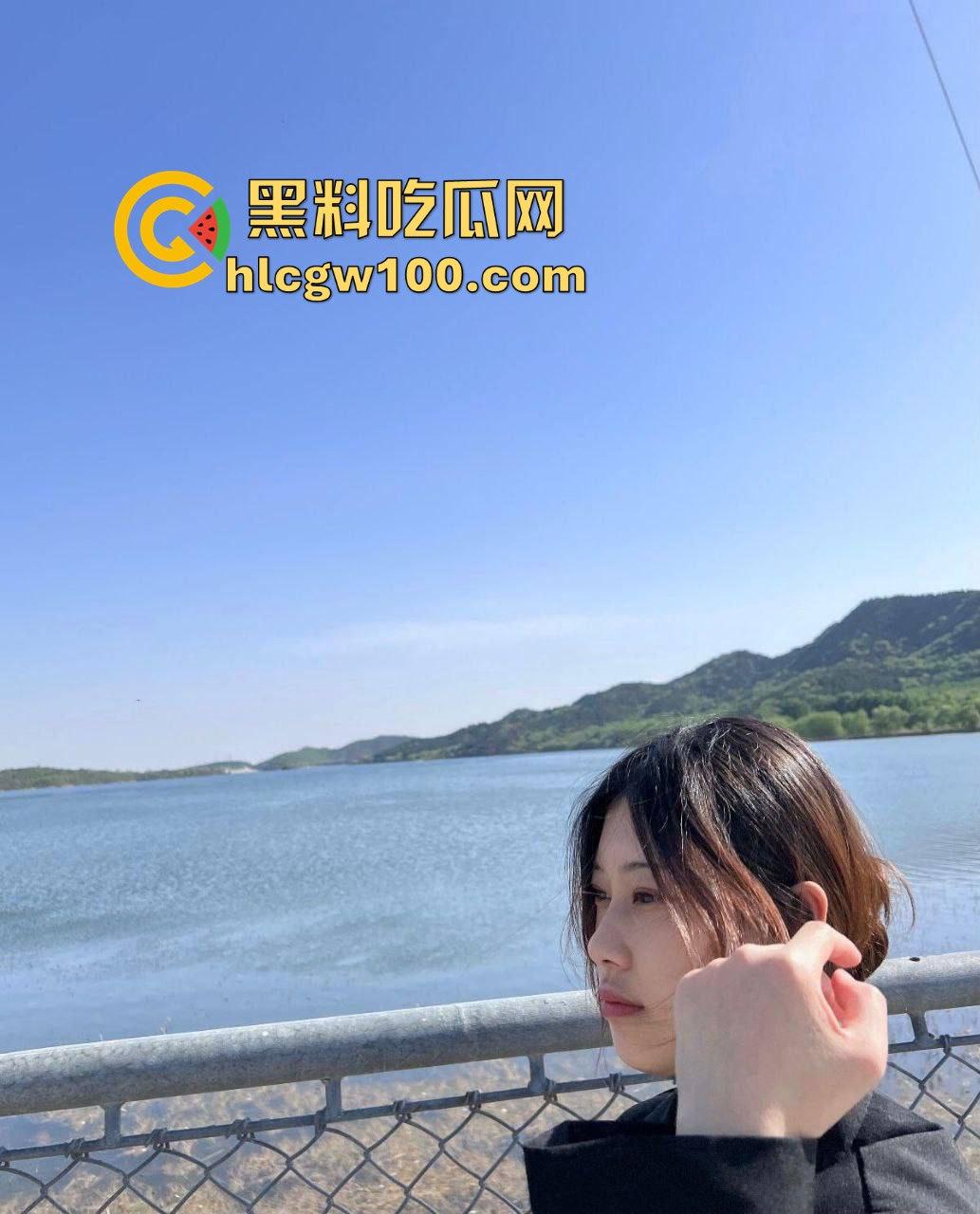 西安大学大三学姐【林诗诗】私密自拍外流！清纯脸蛋配骚浪劲儿，边打游戏边有男友大棒伺候。-3