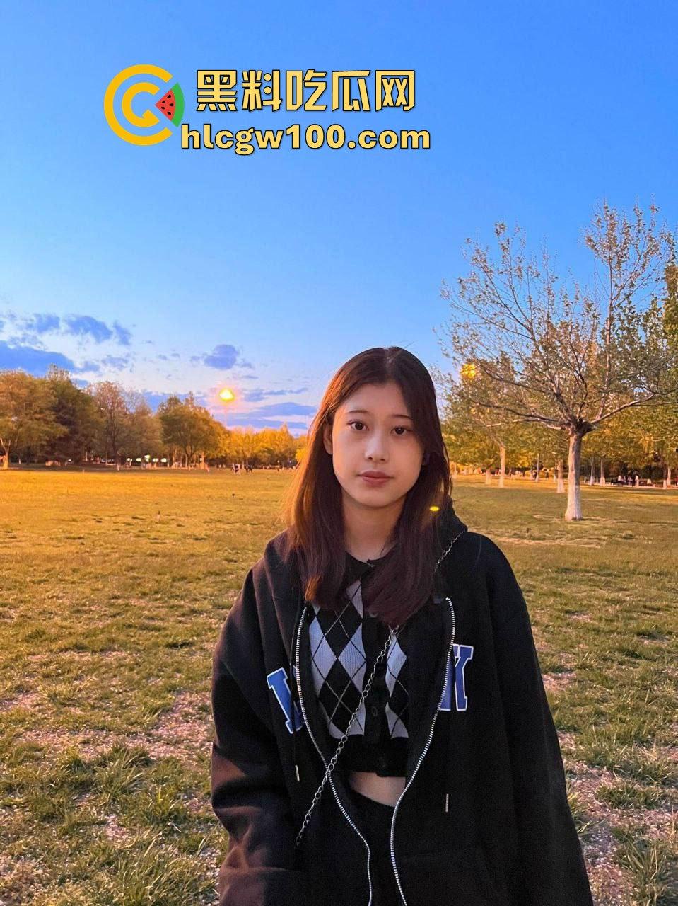 西安大学大三学姐【林诗诗】私密自拍外流！清纯脸蛋配骚浪劲儿，边打游戏边有男友大棒伺候。-4