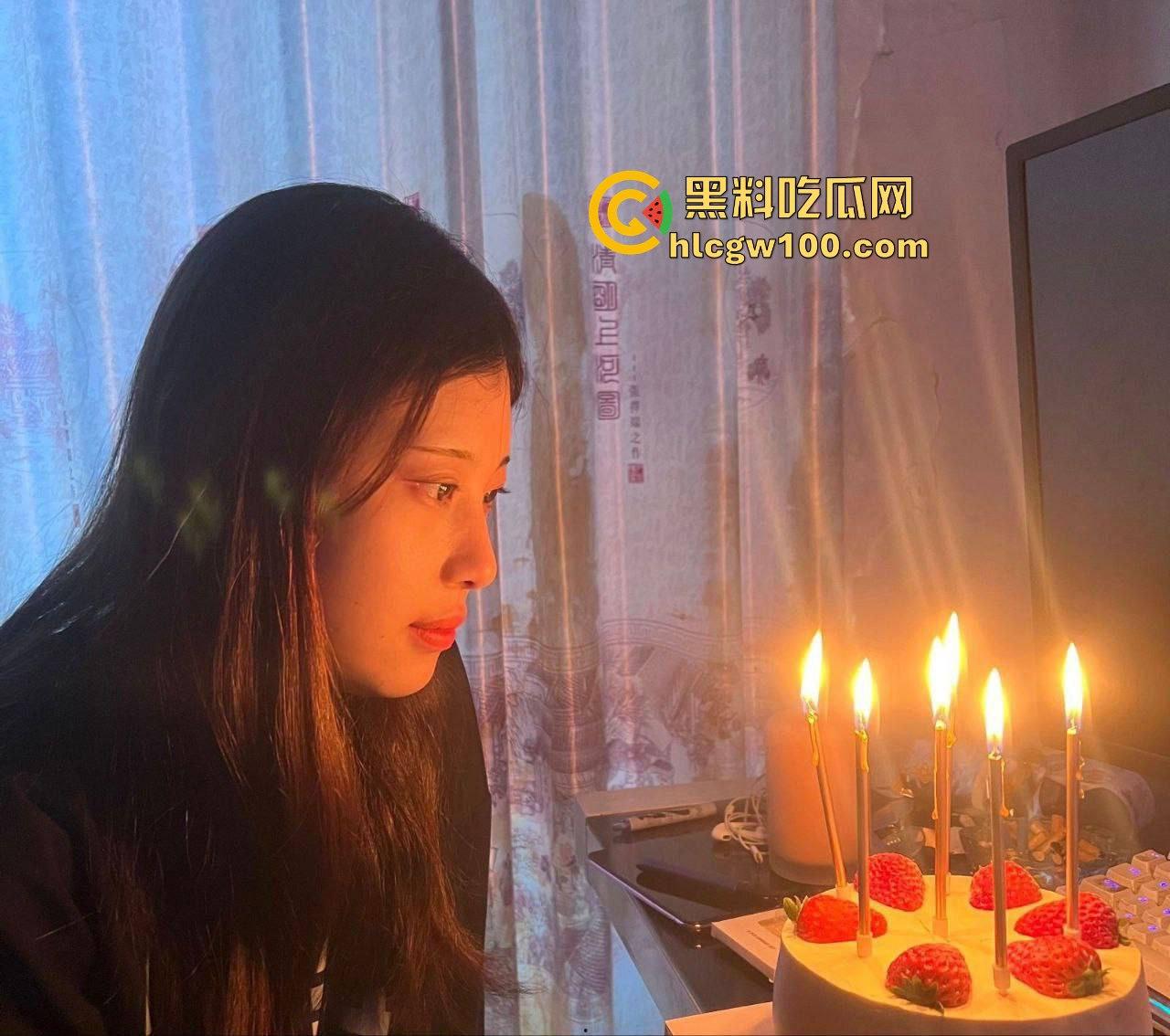 西安大学大三学姐【林诗诗】私密自拍外流！清纯脸蛋配骚浪劲儿，边打游戏边有男友大棒伺候。-9