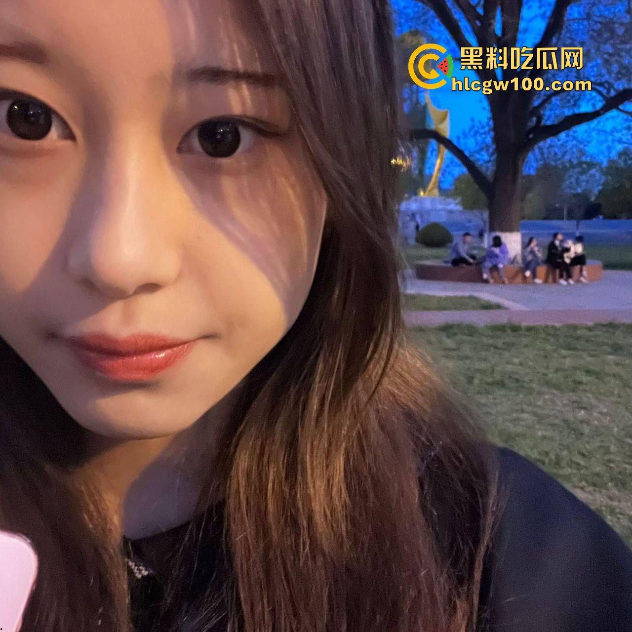 西安大学大三学姐【林诗诗】私密自拍外流！清纯脸蛋配骚浪劲儿，边打游戏边有男友大棒伺候。-13