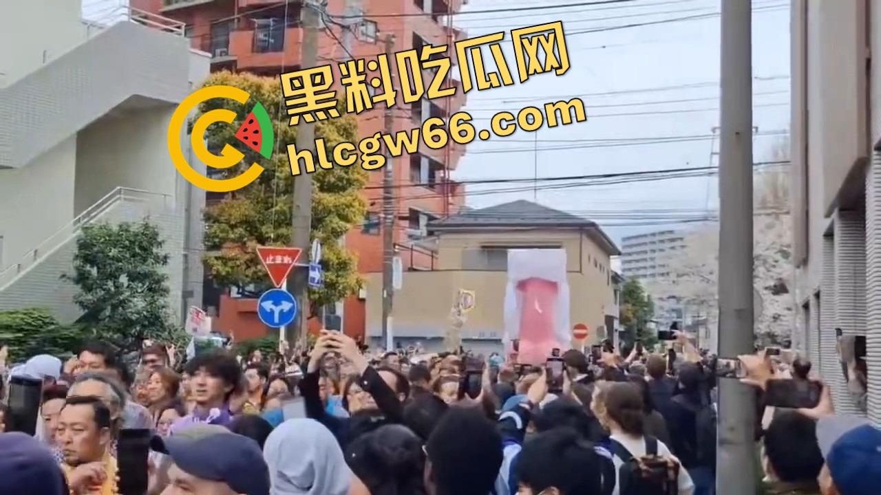 日本金枪节你见过没？川崎市年度阴茎大游行，全城举着老二走街串巷，还能边走边吃小弟造型章鱼烧？-3
