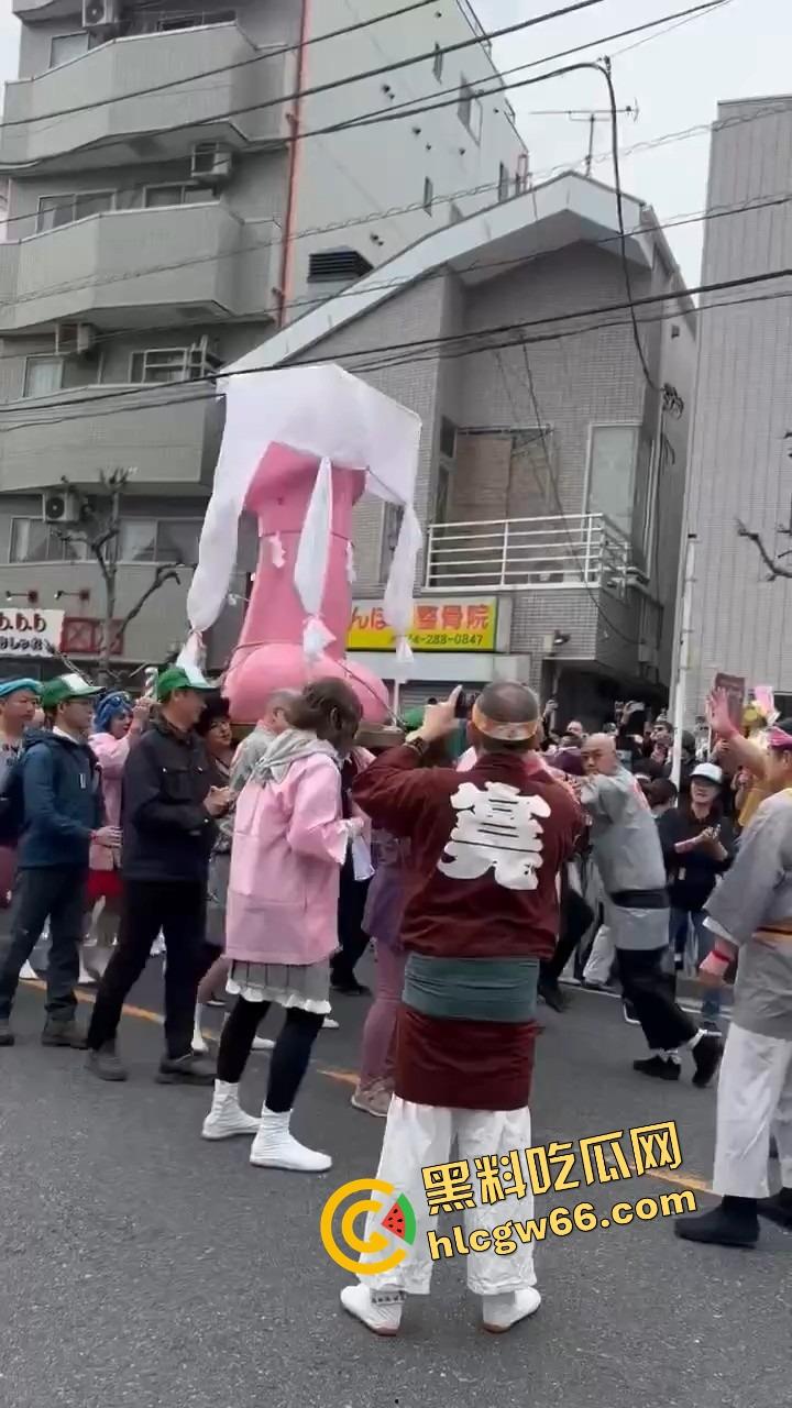 日本金枪节你见过没？川崎市年度阴茎大游行，全城举着老二走街串巷，还能边走边吃小弟造型章鱼烧？-5
