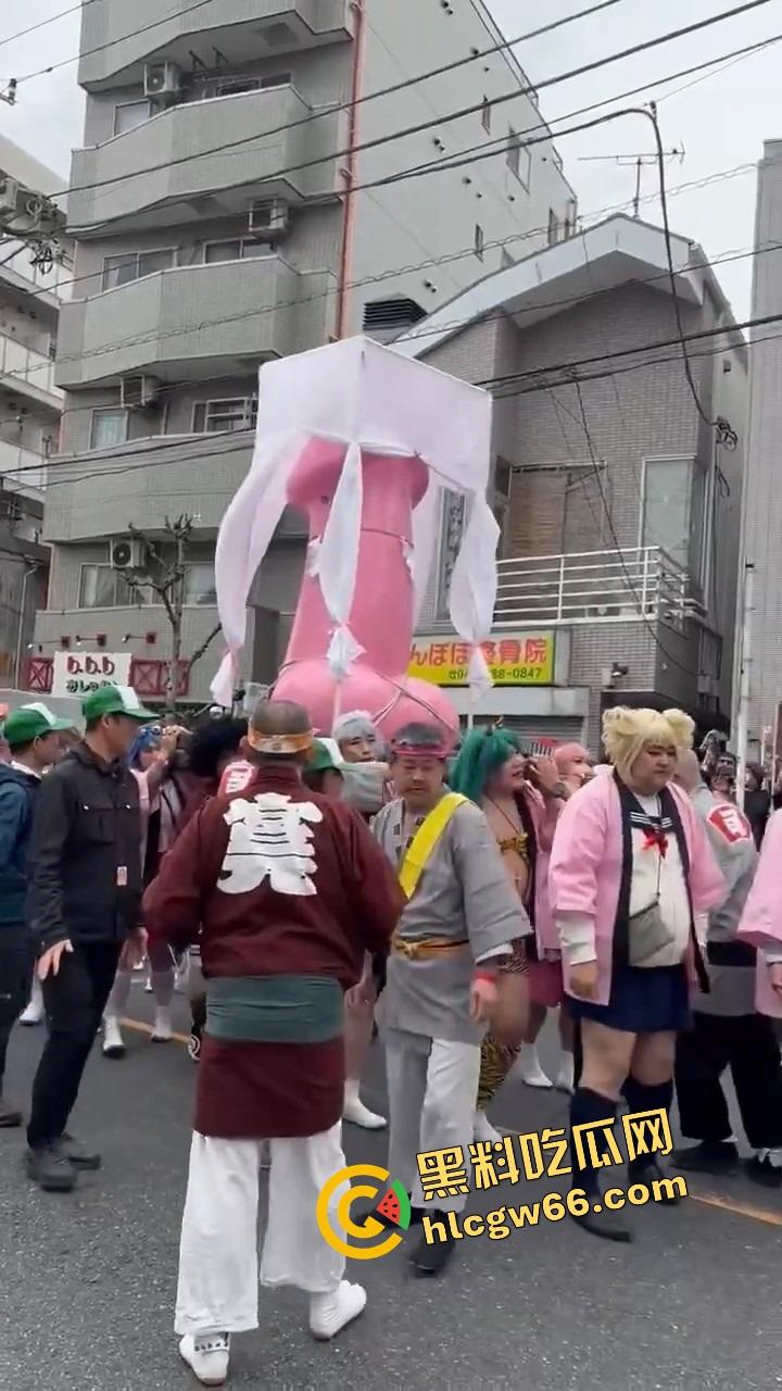 日本金枪节你见过没？川崎市年度阴茎大游行，全城举着老二走街串巷，还能边走边吃小弟造型章鱼烧？-6