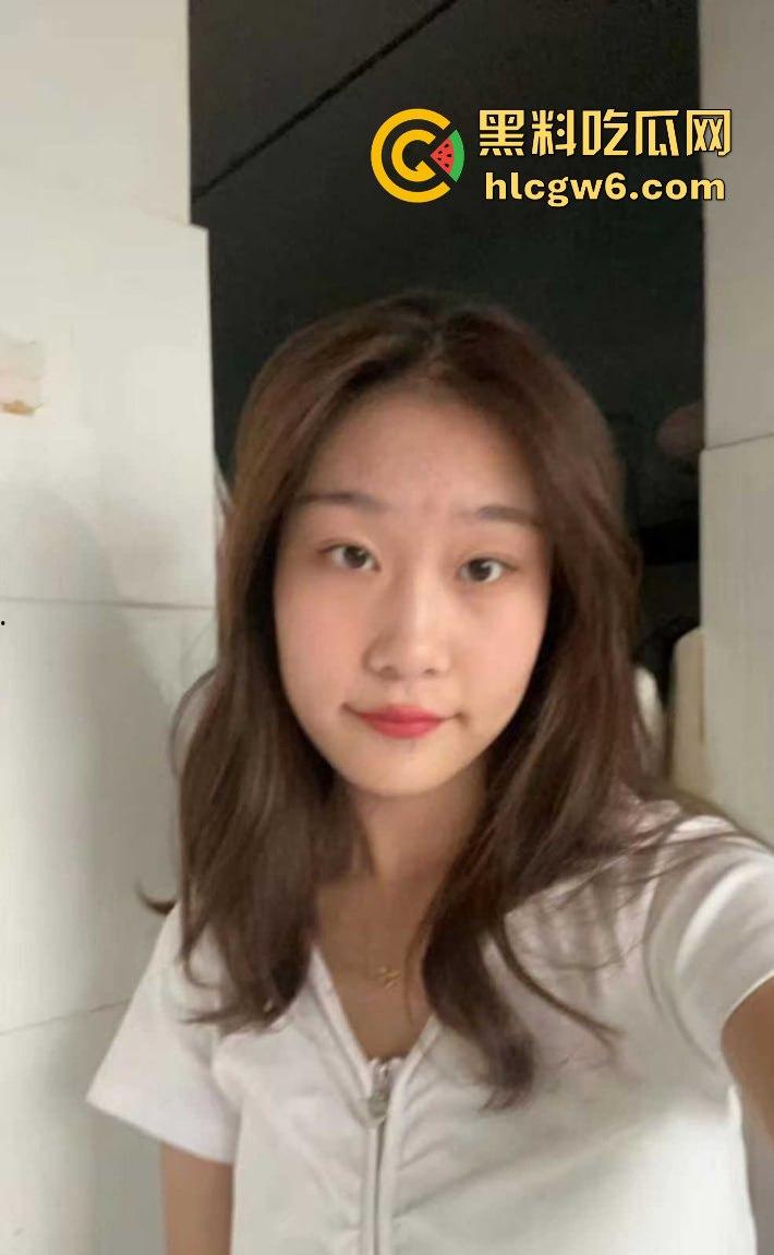 武昌工学院国教大二骚学生妹【王淇晓】裸聊约炮骗钱跑路遭曝光，蹭酒蹭吃的反差婊，嘴里喊哥哥心里骂冤种！-1