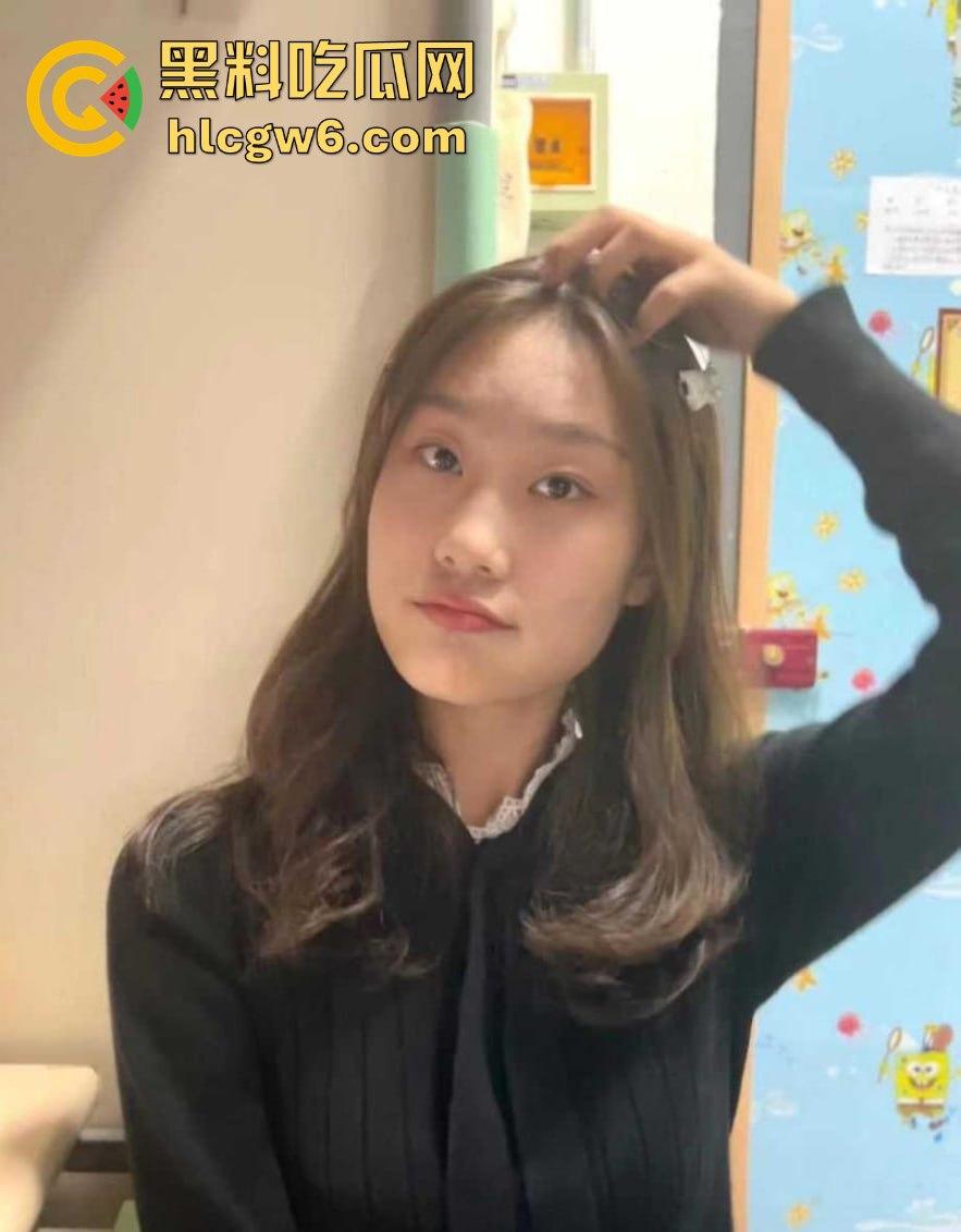 武昌工学院国教大二骚学生妹【王淇晓】裸聊约炮骗钱跑路遭曝光，蹭酒蹭吃的反差婊，嘴里喊哥哥心里骂冤种！-19