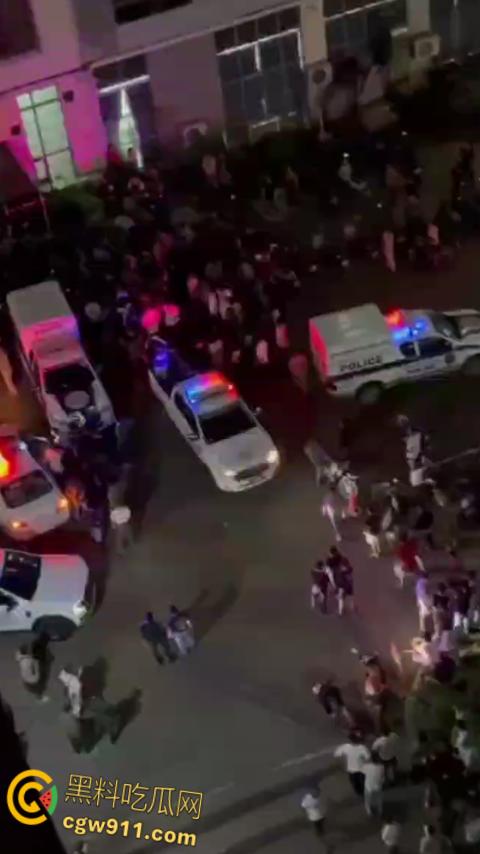 柬埔寨西港中国城凯博园区，印度人和巴基斯坦人聚众闹事，甚至出现打砸行为，惊动警察宪兵出动进行制止。-3