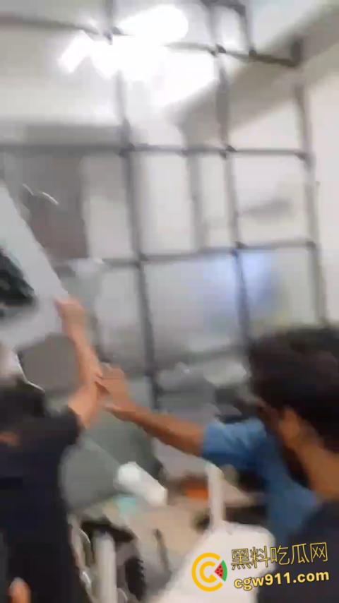 柬埔寨西港中国城凯博园区，印度人和巴基斯坦人聚众闹事，甚至出现打砸行为，惊动警察宪兵出动进行制止。-6