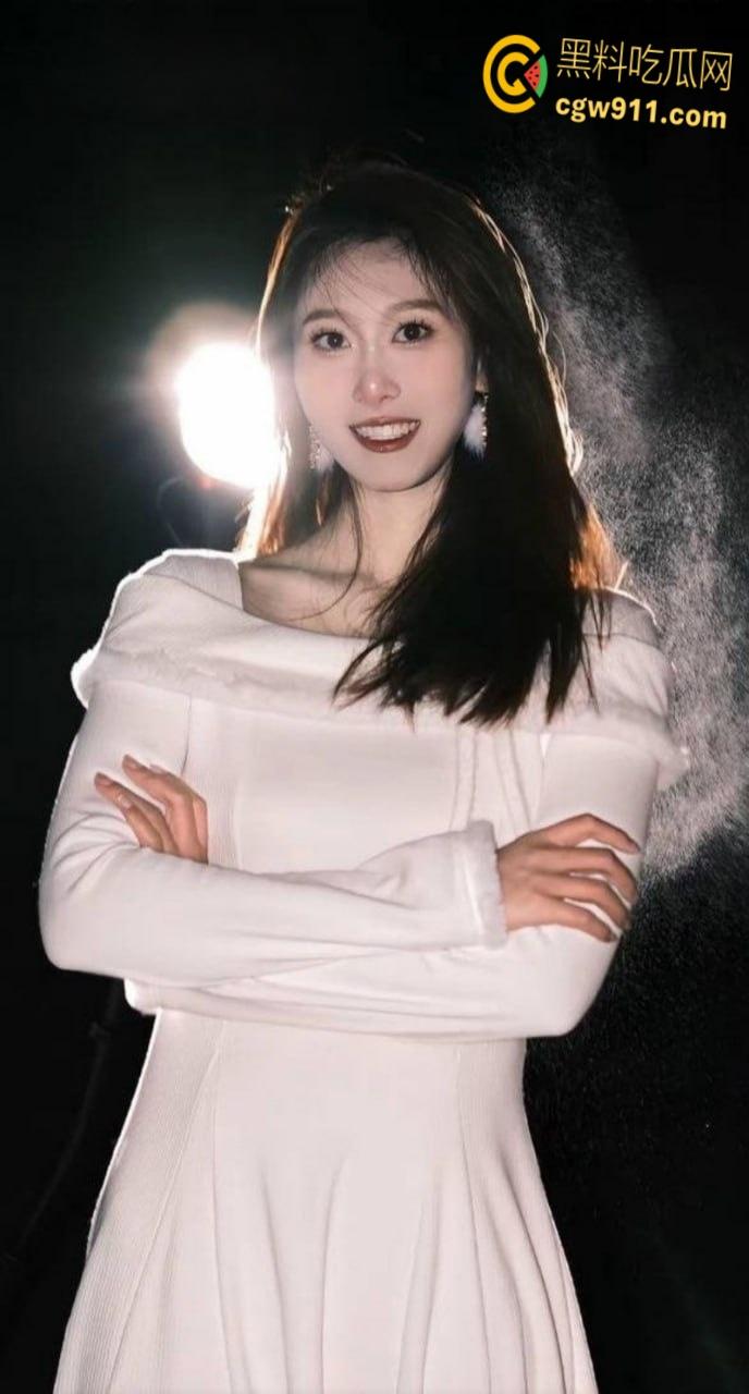 四川成都清纯女友【成佳怡】，与男友异地露脸裸聊视频，双手轻揉白嫩美乳，白虎嫩穴粉嫩多汁！-2