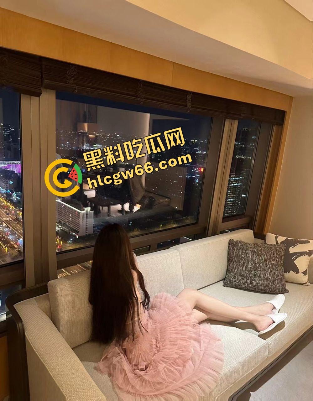 北京哥们约炮三连吃疯了，一人干仨，08嫩妹当糖吃，大学生当饭吃，熟女当夜宵，全员长得正6得起飞！-12