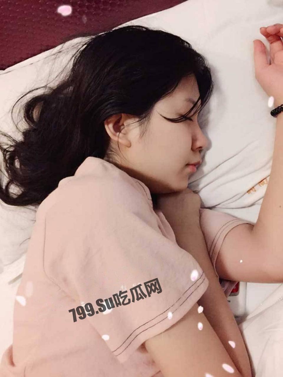 云盘泄密 大一小情侣情趣房啪啪视频流出 青涩探索 SM 新玩法 略显生疏 但充满了青春荷尔蒙的味道-3