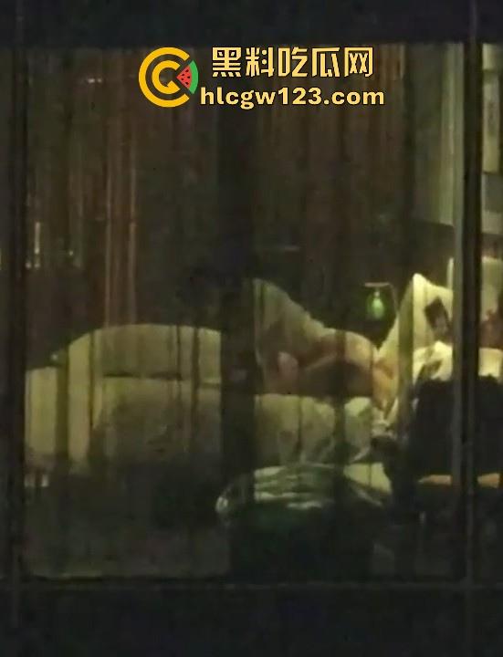 五星级酒店偷拍情侣做爱 长腿美女被按在窗前大力抽插 男友手机记录性爱视频 怎知对面楼瓜友也在记录！-5