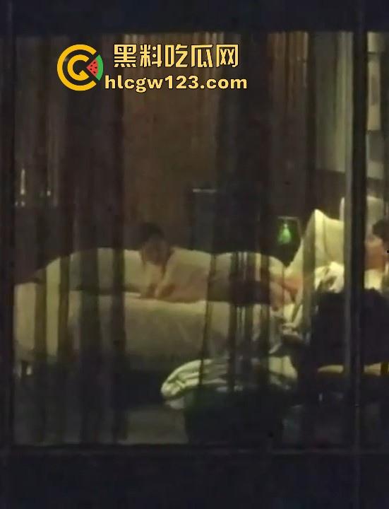 五星级酒店偷拍情侣做爱 长腿美女被按在窗前大力抽插 男友手机记录性爱视频 怎知对面楼瓜友也在记录！-6