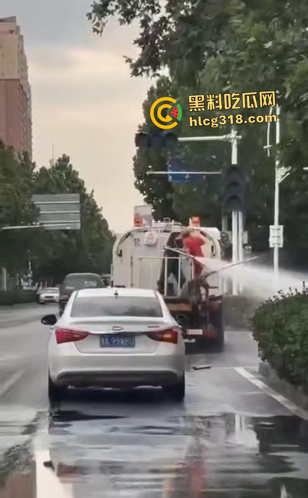 洒水车大哥大战环卫工人！水枪狂喷工人怒骂开打，农夫山泉大哥骑电动车围观喊“别浪费水”！-5