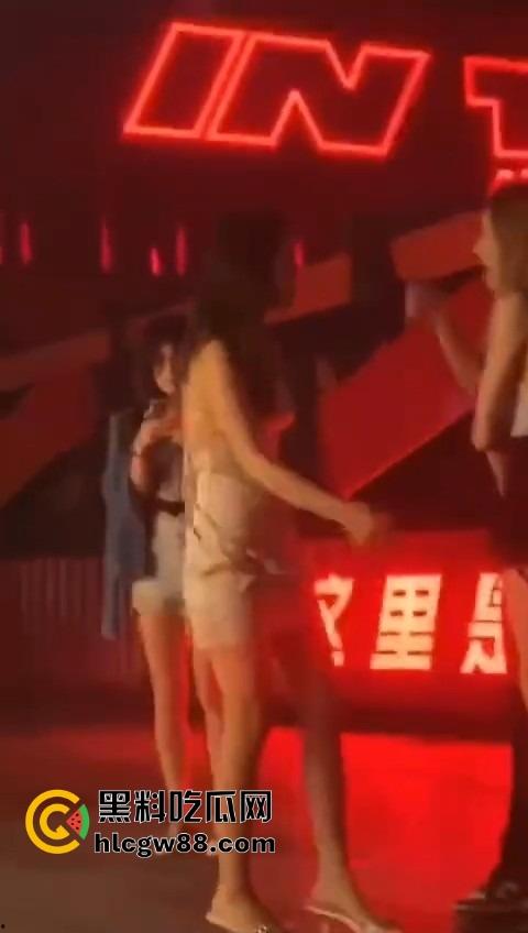 广东精神小妹街头火拼！齐逼小短裙说干就干，现场头发乱飞，裙子一抬春光乍泄，围观小伙猛抽烟围观！-2