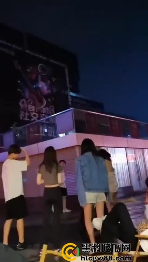 广东精神小妹街头火拼！齐逼小短裙说干就干，现场头发乱飞，裙子一抬春光乍泄，围观小伙猛抽烟围观！-6