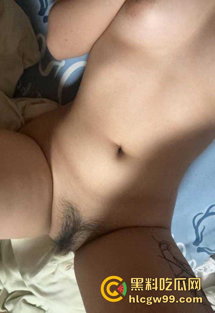 重庆极品19岁高三学生妹【吴培怡】在房间露出自慰视频流出， 看脚上的美甲和纹身贴可实锤，内容炸裂！-10