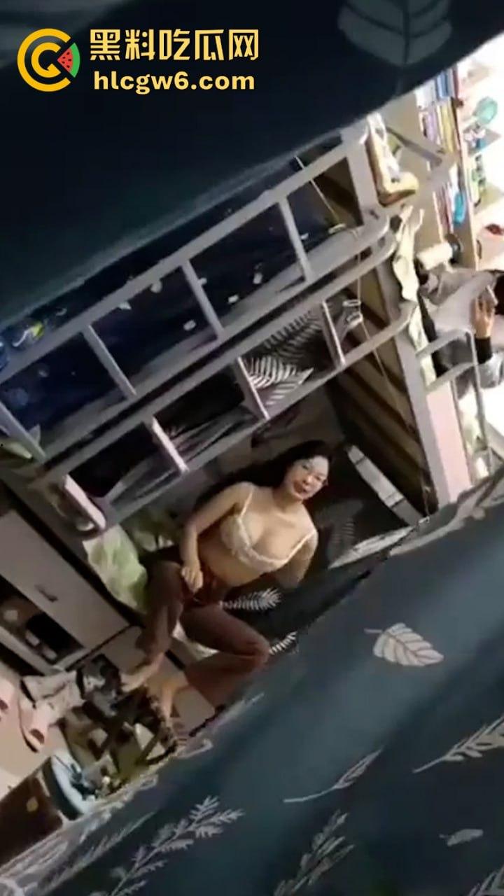 妹子还不起高利贷 被逼直播偷拍室友换衣服抵债！心里很矛盾 表示一天也不想坚持了！-2