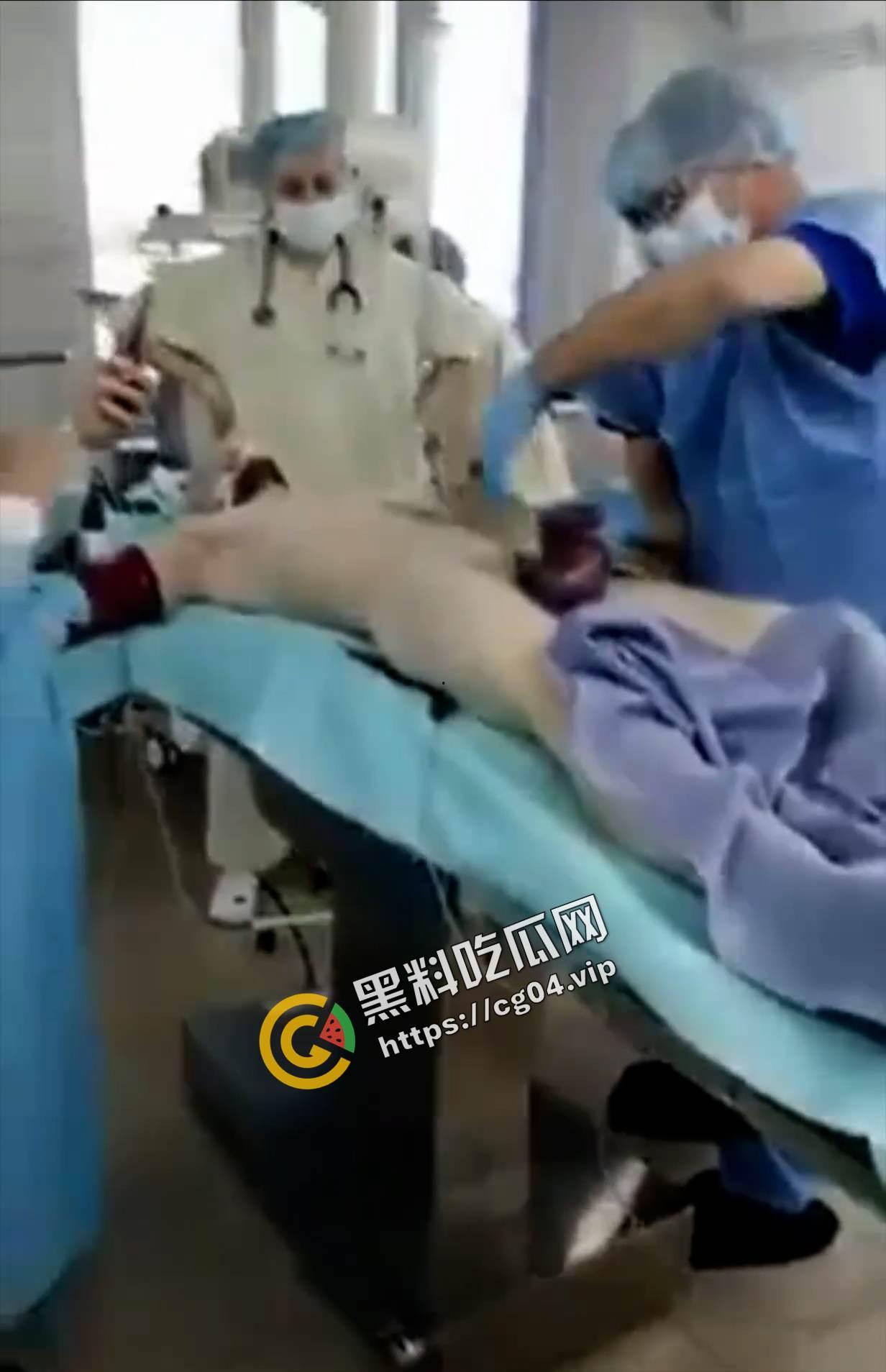 玩的花不是叫你玩命!w外国男子阳具被锁肿成大蒜一样 医生都束手无策-2