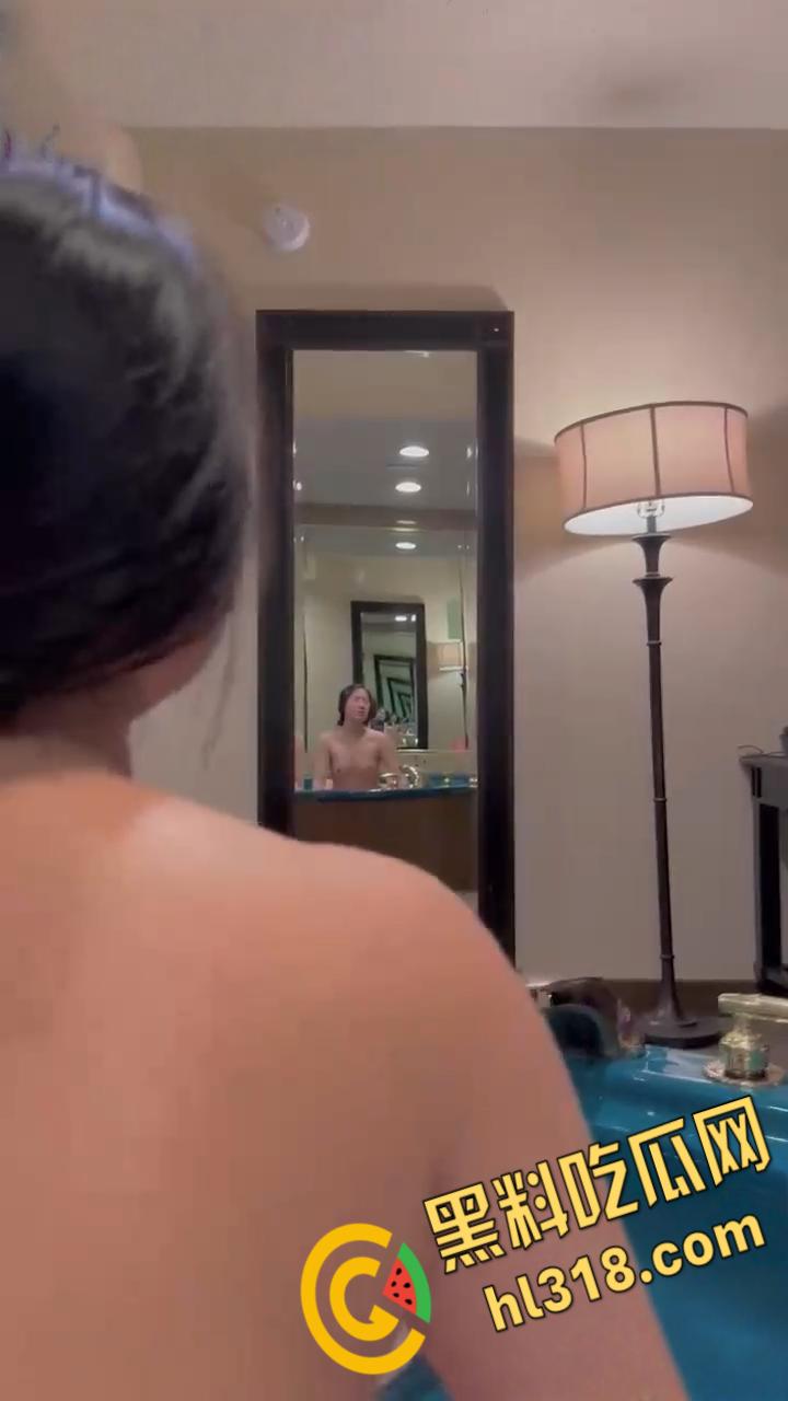 纯情反差女大学生的放荡生活，海滩露脸全裸秀，无毛一线天嫩穴性感诱人，回到酒店饥渴的男友直捣黄龙！-7