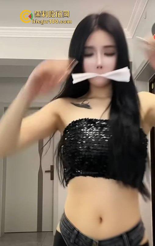 快手【药花姐姐】直播间公然玩自慰,白虎骚穴一览无遗不懂行的还傻傻的就只盯着快手看,主播真会玩!!-7