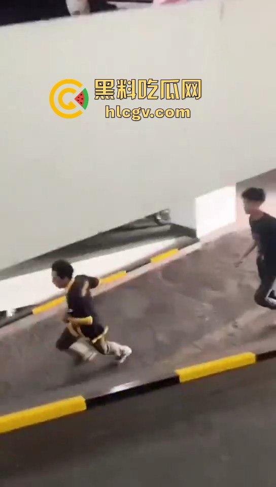 印尼小哥带别人老婆车震，被老公当场抓包！慌乱逃跑上演车库逃亡！-9