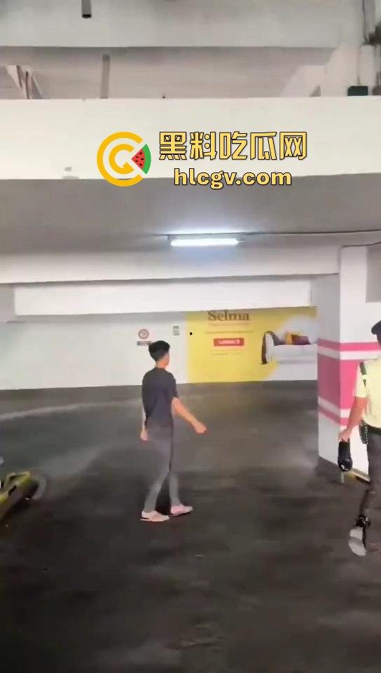 印尼小哥带别人老婆车震，被老公当场抓包！慌乱逃跑上演车库逃亡！-10