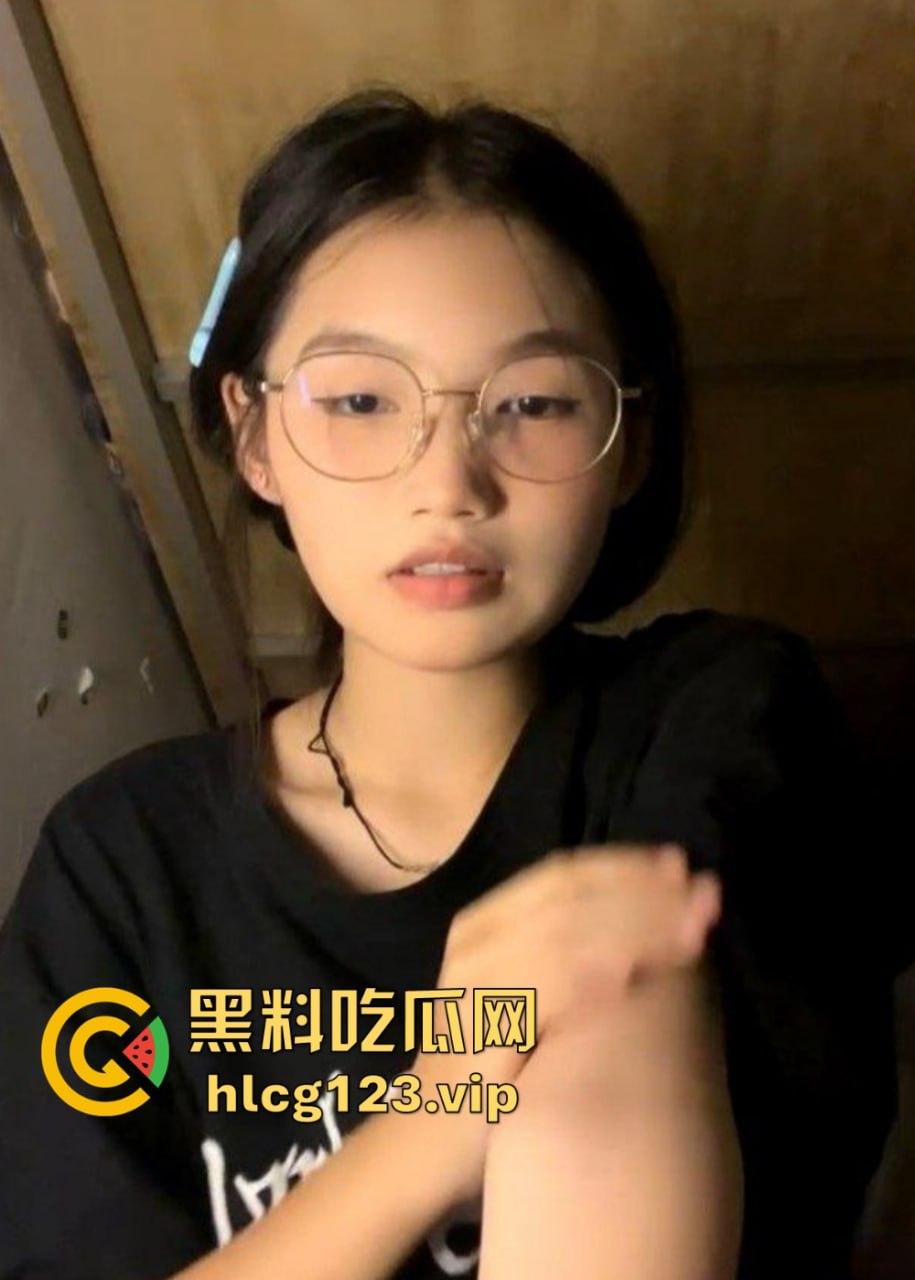 快手网红『小狗的烦心事』下海直播曝光!文静眼镜妹全裸深喉假阳具,反差大到让人看呆!-8