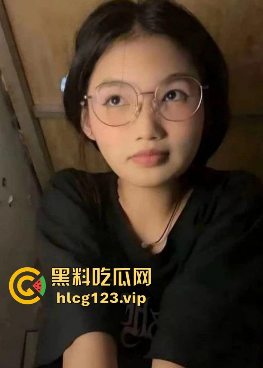 快手网红『小狗的烦心事』下海直播曝光!文静眼镜妹全裸深喉假阳具,反差大到让人看呆!-9