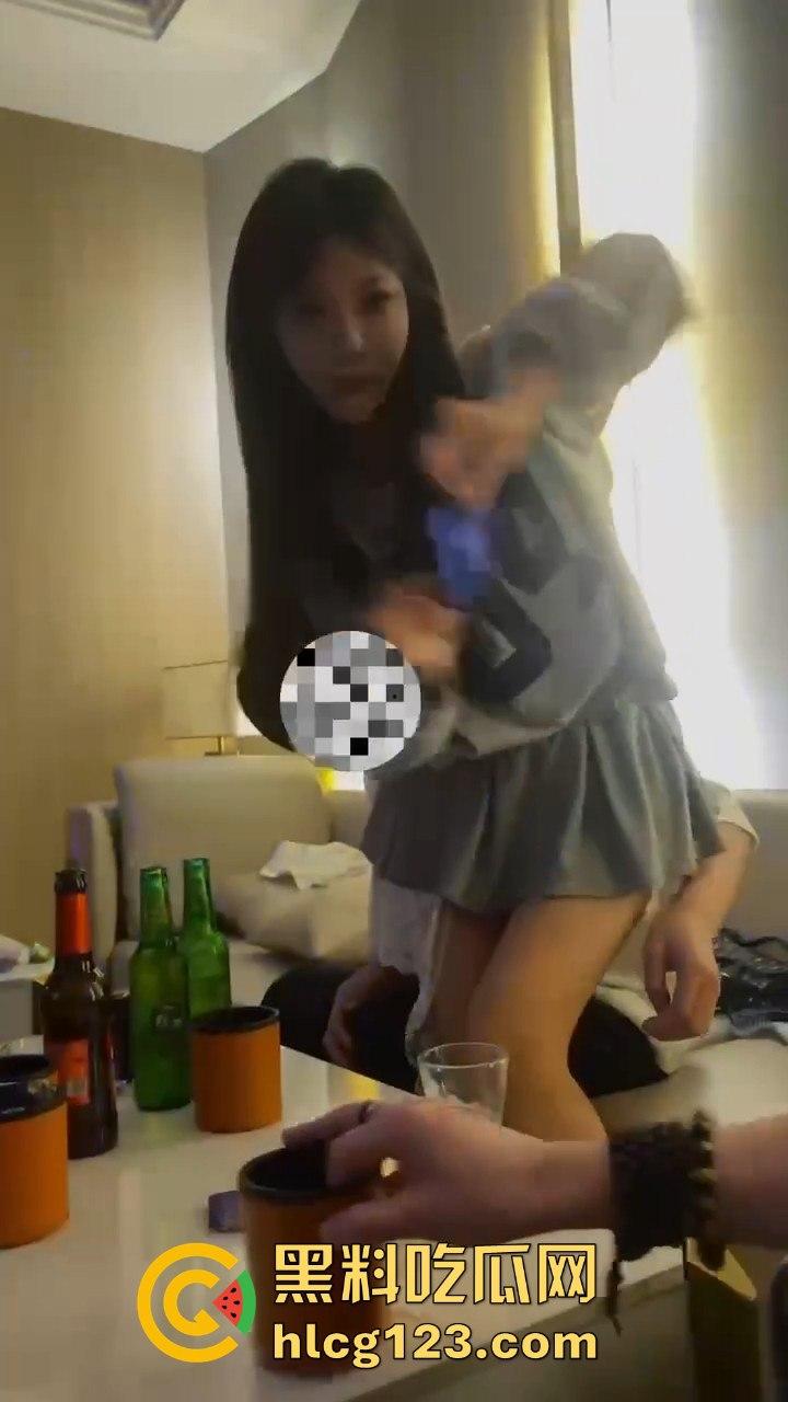 小仙女白天赚大叔的钱，晚上KTV点男模互动，玩得比你想象的更花！-5