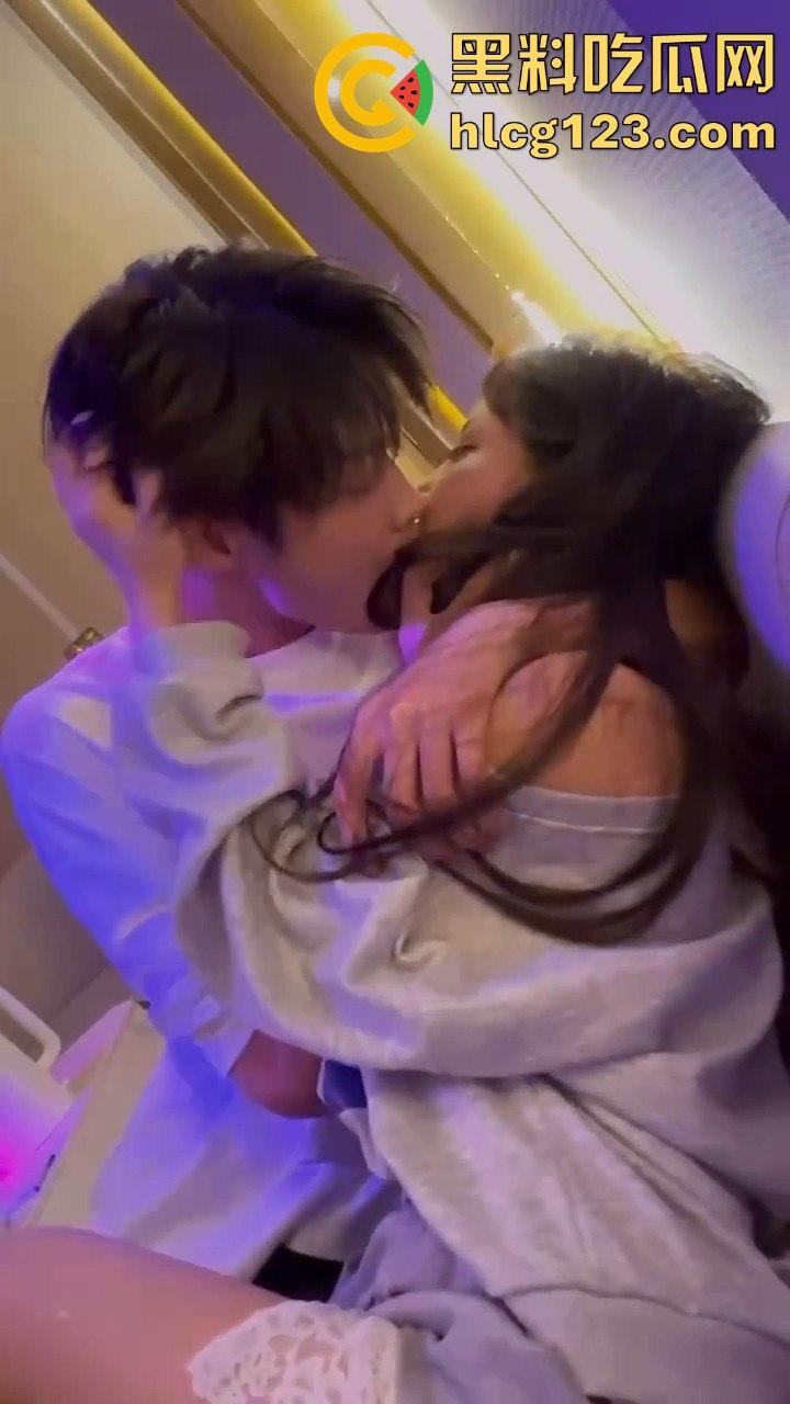 小仙女白天赚大叔的钱，晚上KTV点男模互动，玩得比你想象的更花！-8