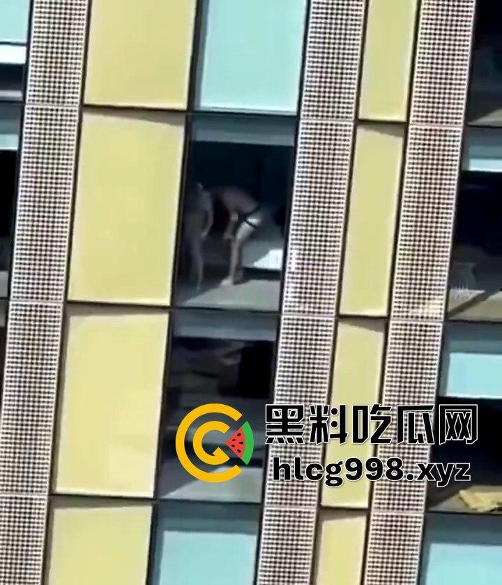 我嘞个骚刚!瓜友投稿酒店偷拍,激情后入到一半才发现是俩男的在搞!-2