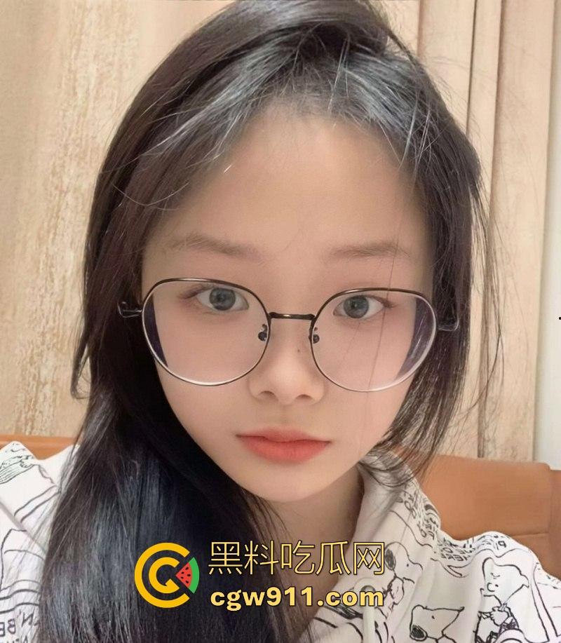 深圳职业学院清纯眼镜学生妹【林肖莹】不雅视频曝光，舌头灵活舔弄大屌，红薯插逼自慰，大饱眼福！-2