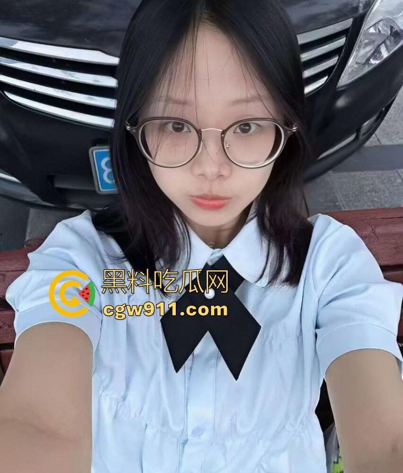 深圳职业学院清纯眼镜学生妹【林肖莹】不雅视频曝光，舌头灵活舔弄大屌，红薯插逼自慰，大饱眼福！-3