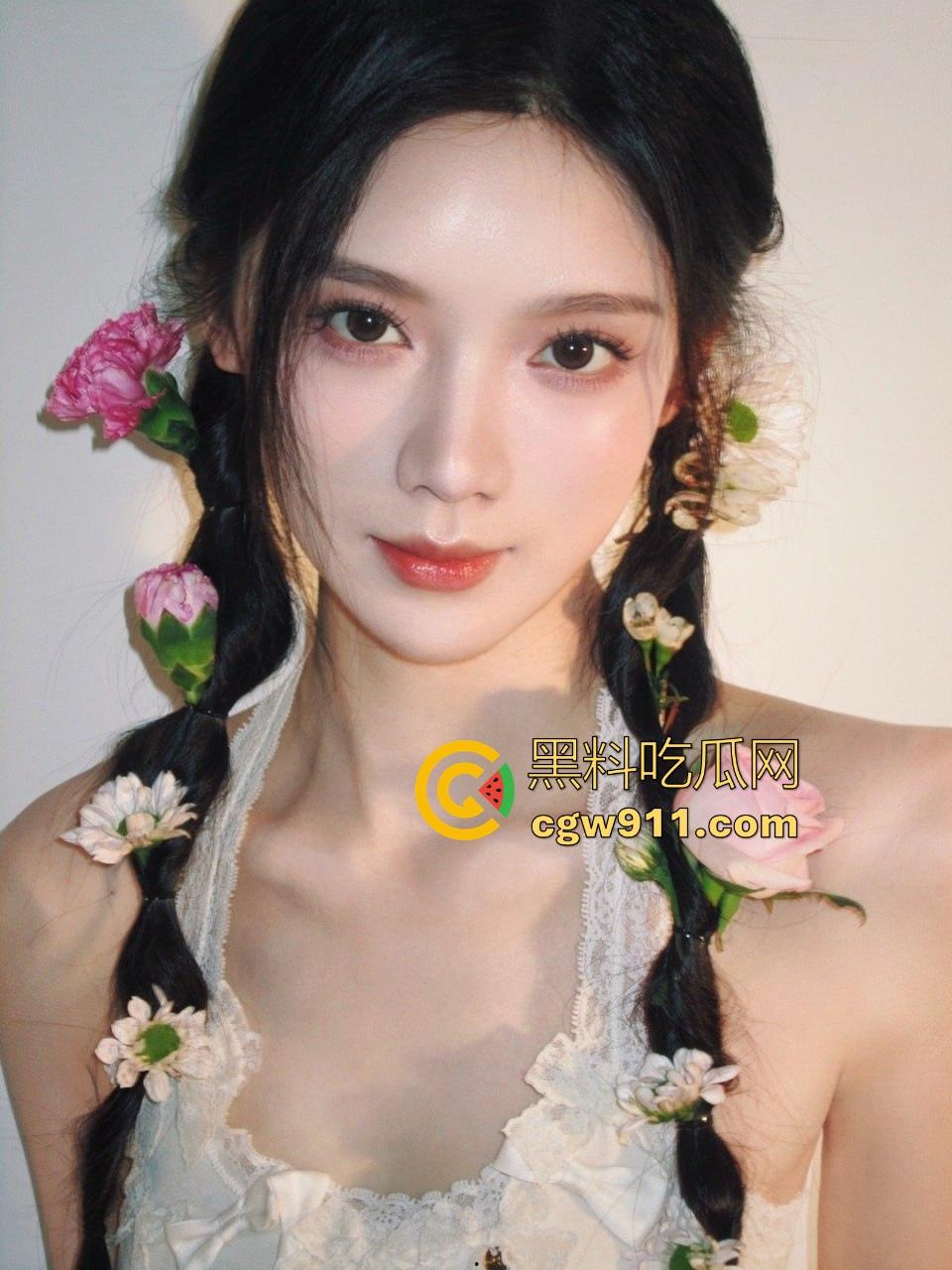 三亚酒店深夜酒店阳台玩露出？不是哥们这么享受的嘛，女友扶栏杆后入，曼妙的身姿在灯光下展现刺激！-2