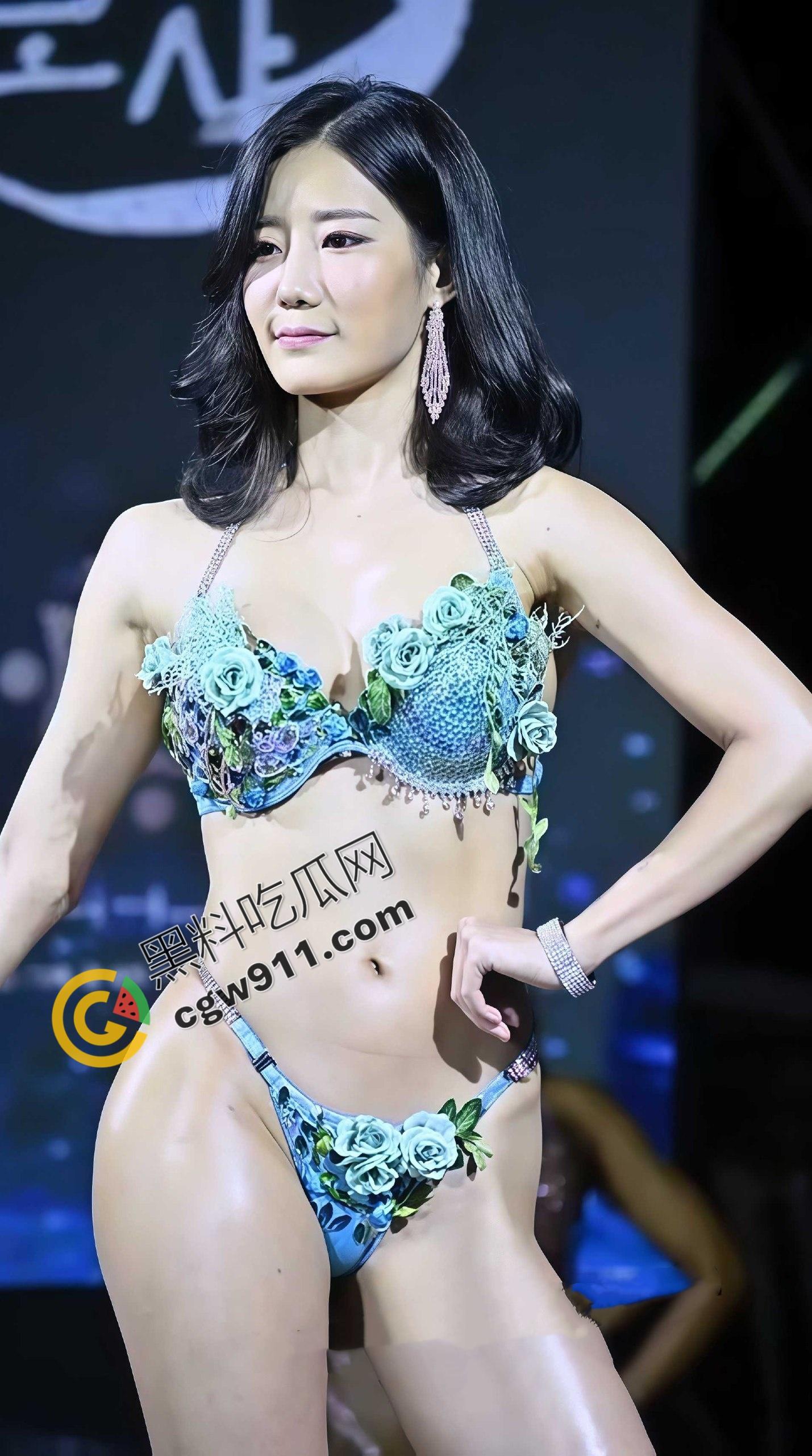 2025亚洲健美大赛紧身衣裹不住的巨乳蜜桃翘臀，汗水顺着大腿滴落，每一下都在撩爆观众欲火！-7