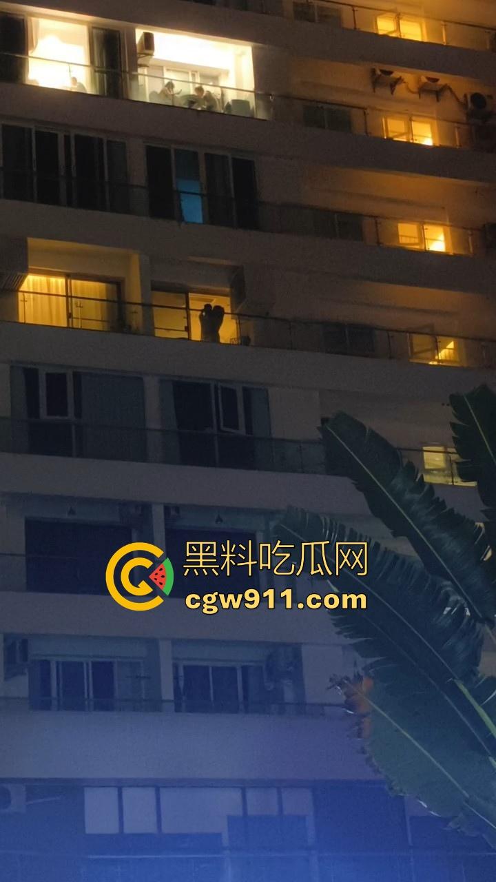 三亚酒店深夜酒店阳台玩露出？不是哥们这么享受的嘛，女友扶栏杆后入，曼妙的身姿在灯光下展现刺激！-8
