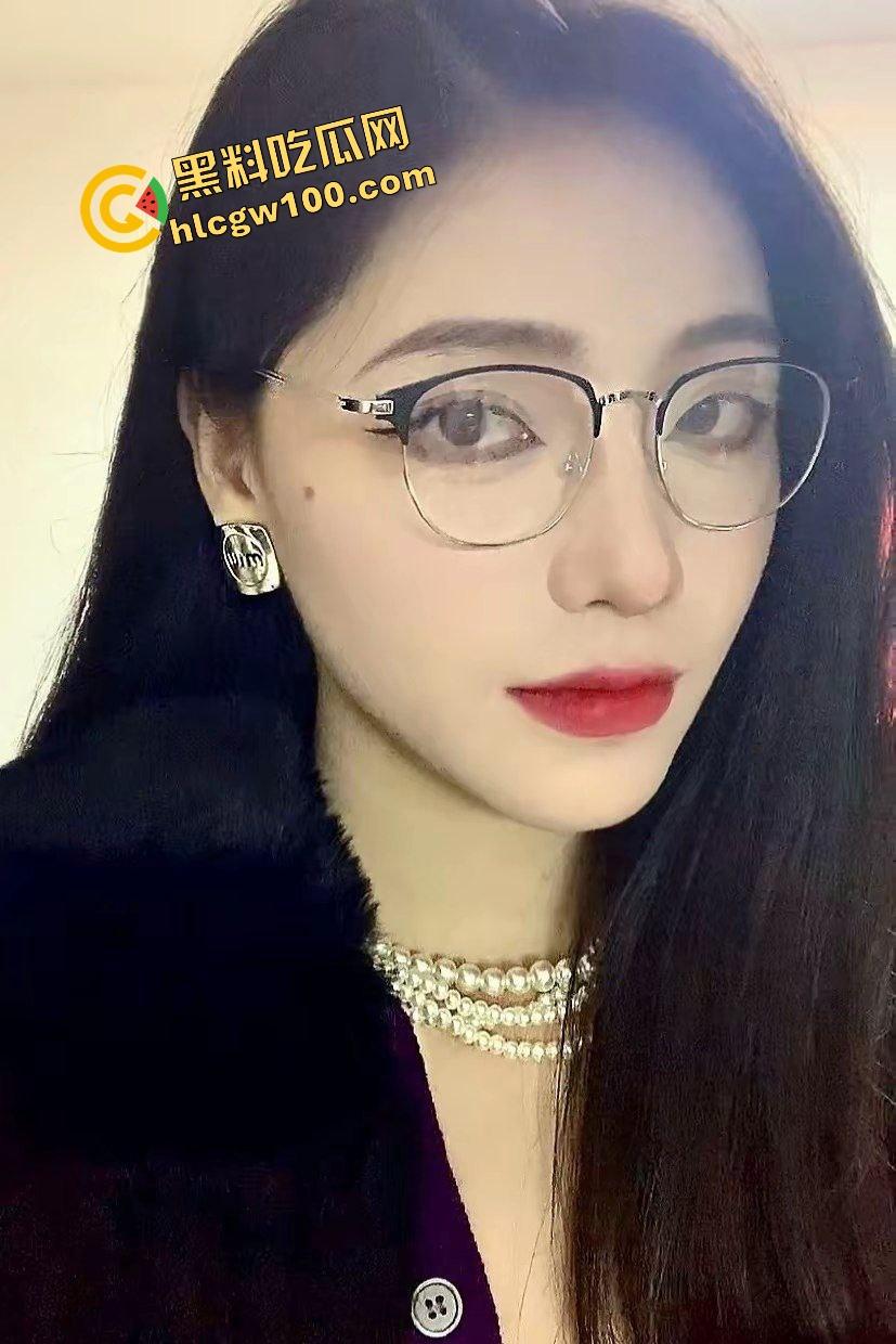 湖北荆门酒店前台小姐【夏妍熙】特殊服务上门约炮大哥,落地镜抱操上位诱惑榨精,独家曝光流出!-1