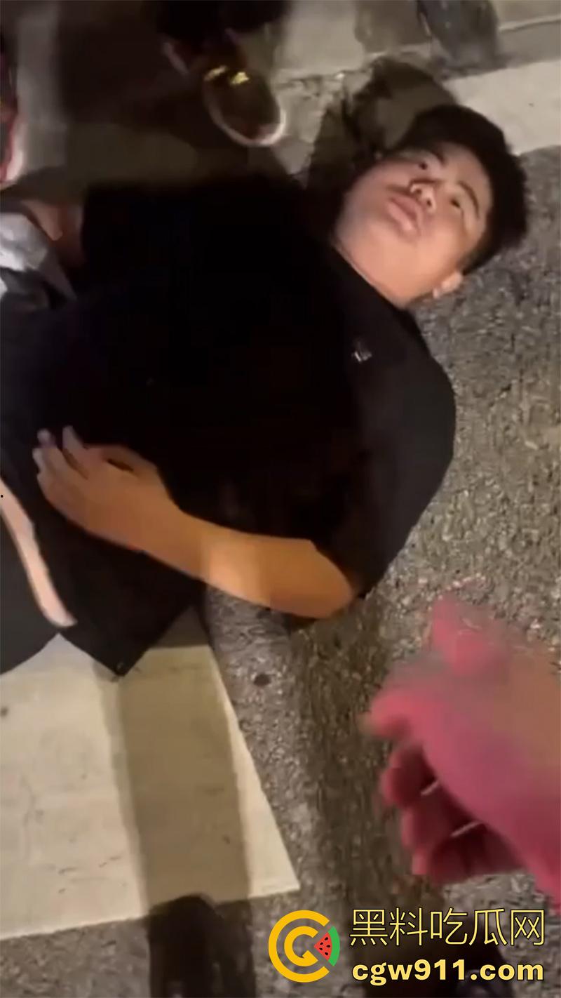 江西赣州第七中学，精神小伙小妹发生口角，叫人斗殴持砍刀砍人，警方和120急救人员陆续赶到，现场多人受伤。-3