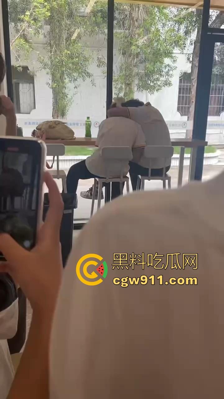 江门工贸职院早恋大瓜 ！学生情侣当众互摸下体，腿长裤裆鼓鼓，纤手隔裤猛揉男生硬屌，满满的青春气息！-5