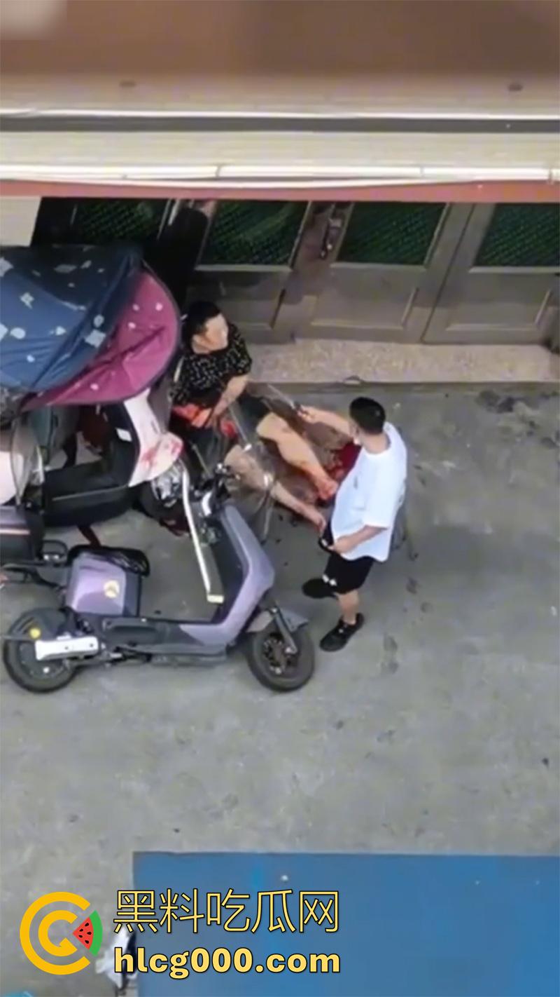 这下彻底老实了!骚逼妻子偷情被丈夫抓现行,愤怒持刀狂砍情人,脖子腰部各中一刀,血腥场面曝光!-2