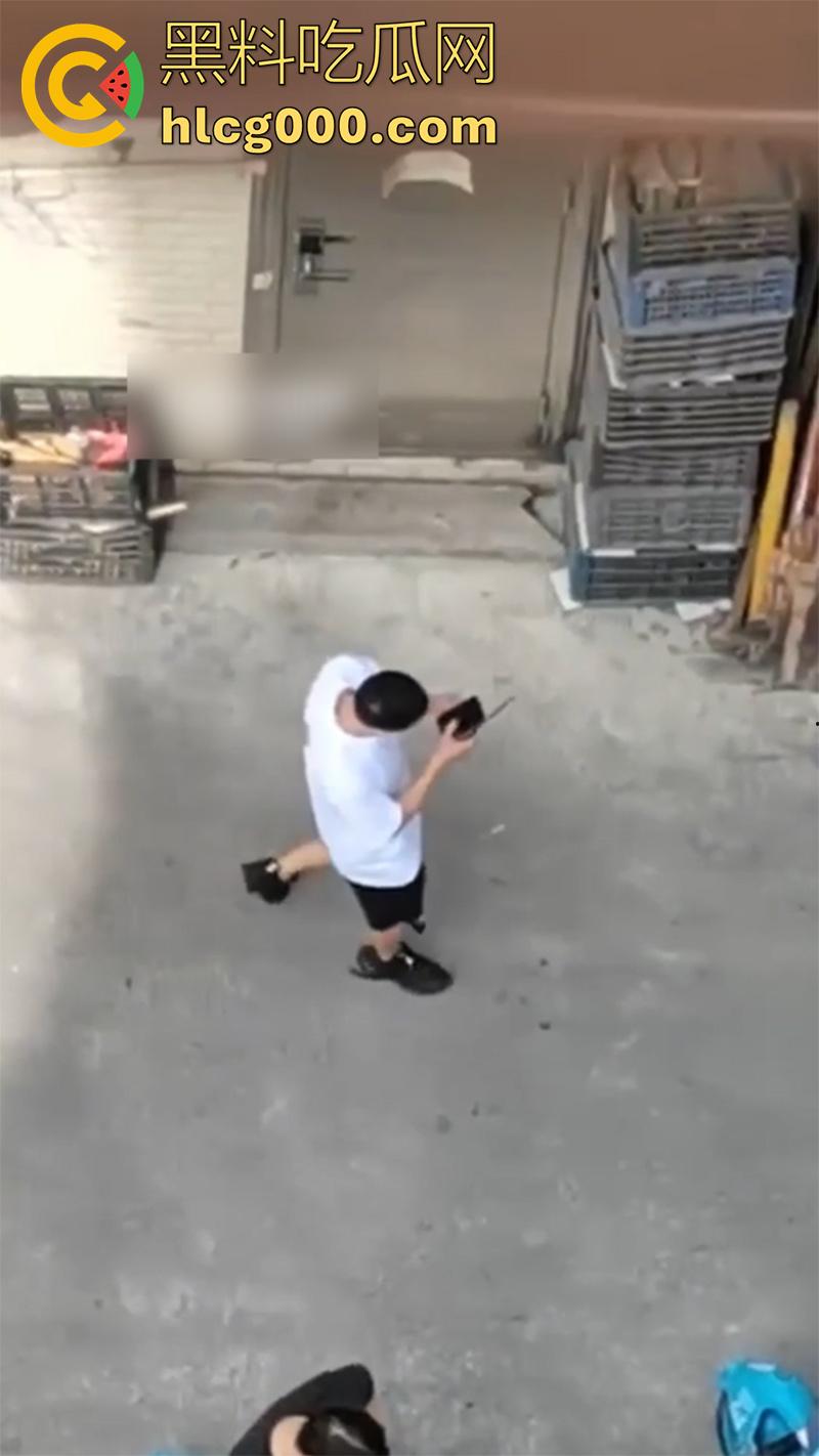 这下彻底老实了!骚逼妻子偷情被丈夫抓现行,愤怒持刀狂砍情人,脖子腰部各中一刀,血腥场面曝光!-3