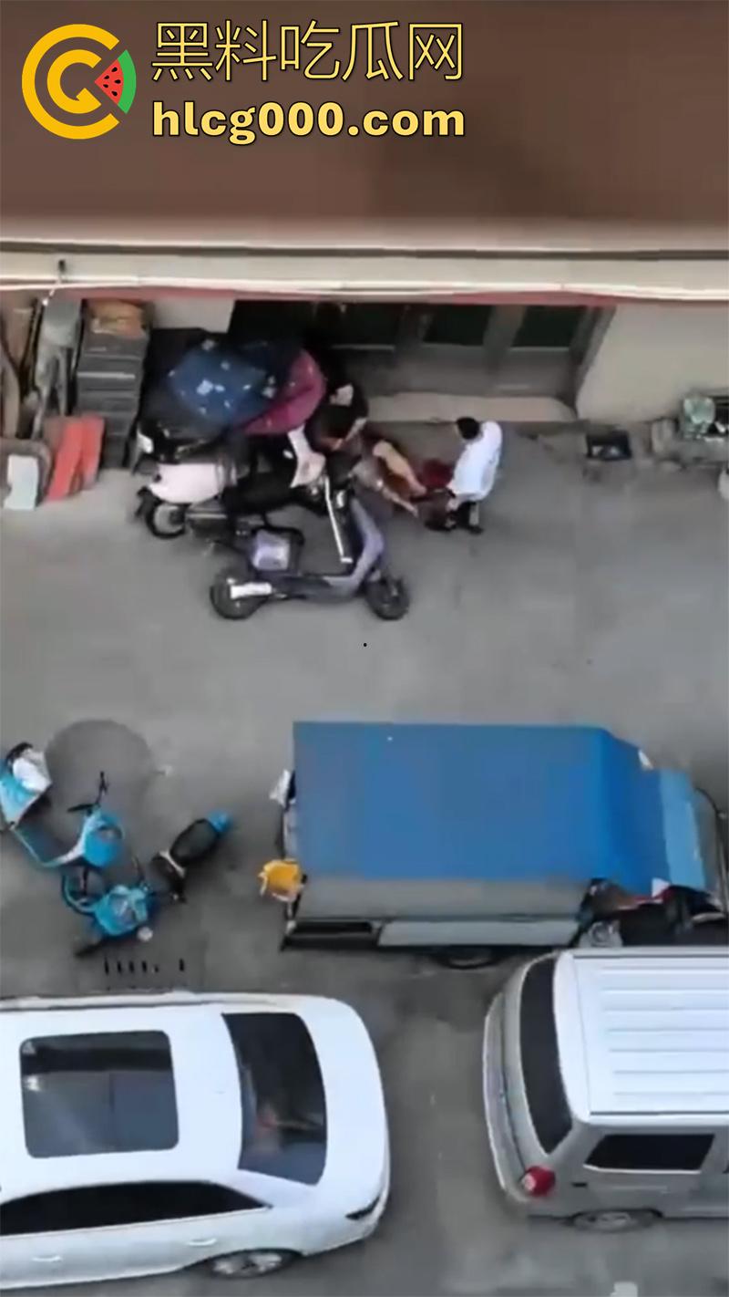 这下彻底老实了!骚逼妻子偷情被丈夫抓现行,愤怒持刀狂砍情人,脖子腰部各中一刀,血腥场面曝光!-5