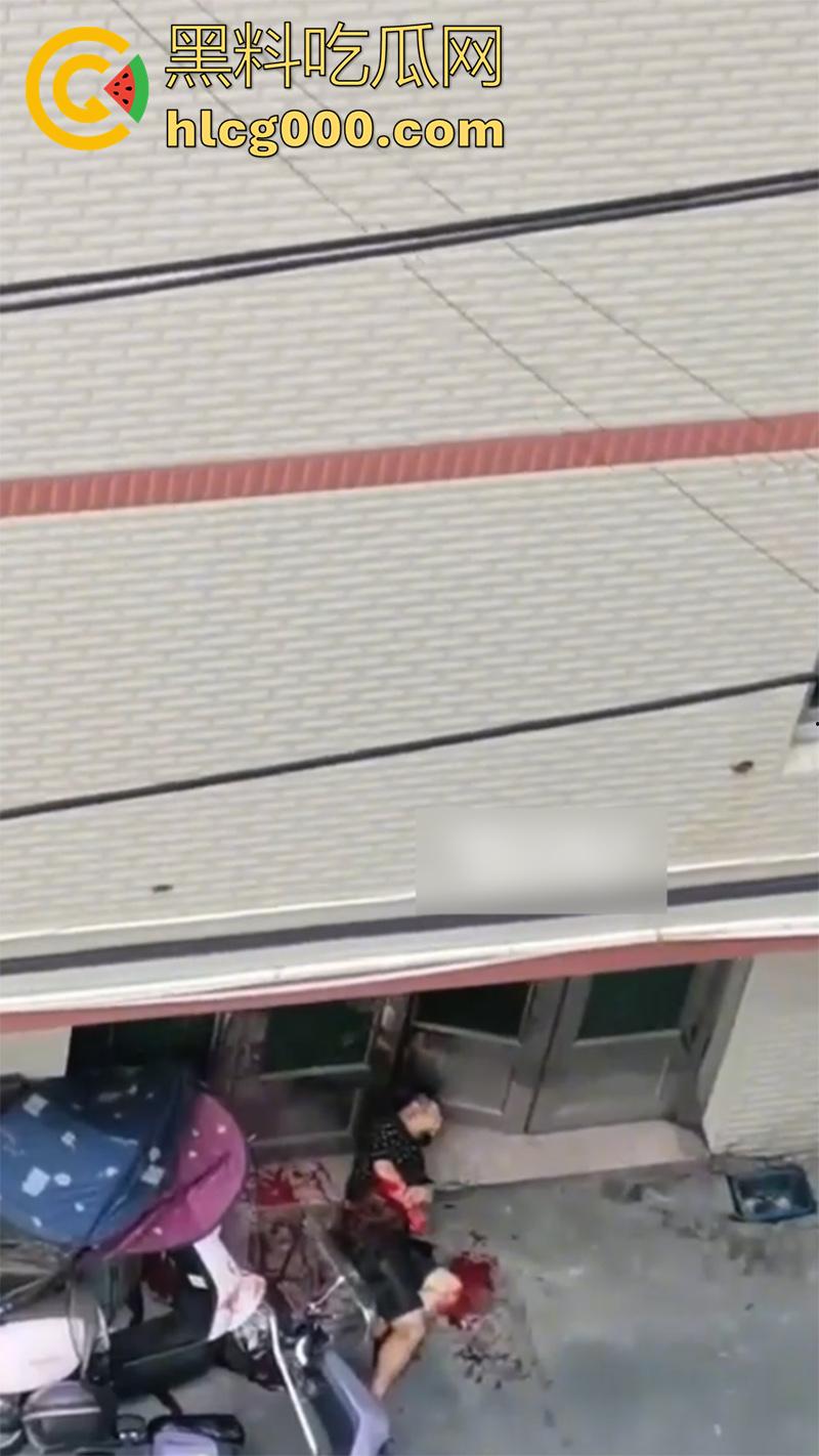 这下彻底老实了!骚逼妻子偷情被丈夫抓现行,愤怒持刀狂砍情人,脖子腰部各中一刀,血腥场面曝光!-6