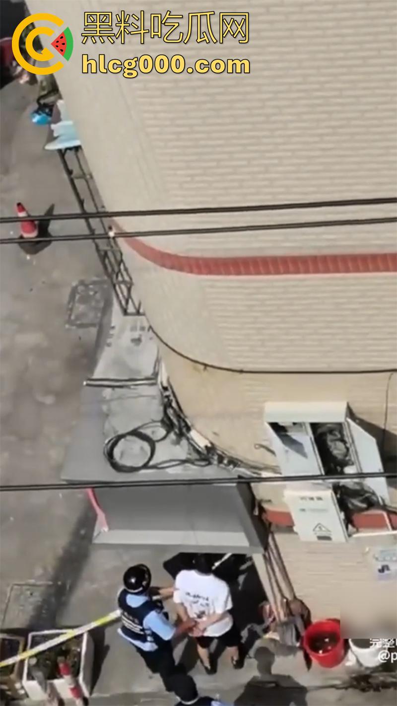 这下彻底老实了!骚逼妻子偷情被丈夫抓现行,愤怒持刀狂砍情人,脖子腰部各中一刀,血腥场面曝光!-7