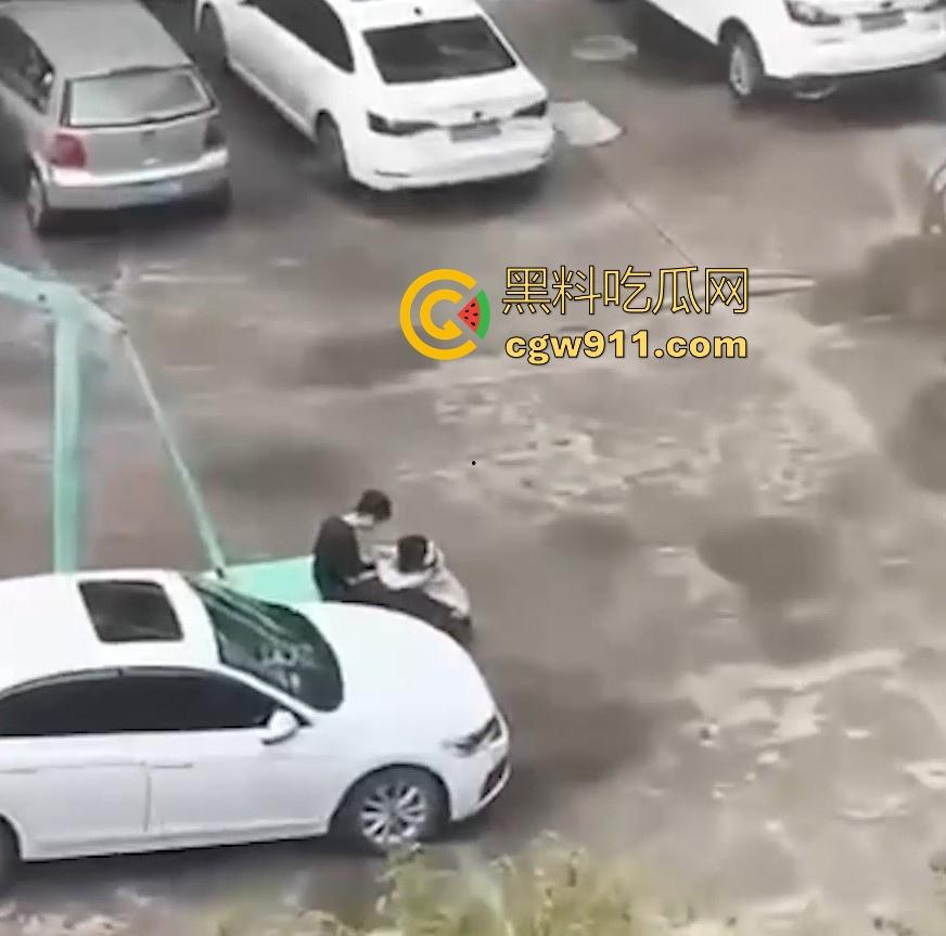 情侣小区公共篮球场情不自禁激情野战，篮球架下偷吃禁果，女生专心吃鸡男生放风盯哨，极其刺激！-2