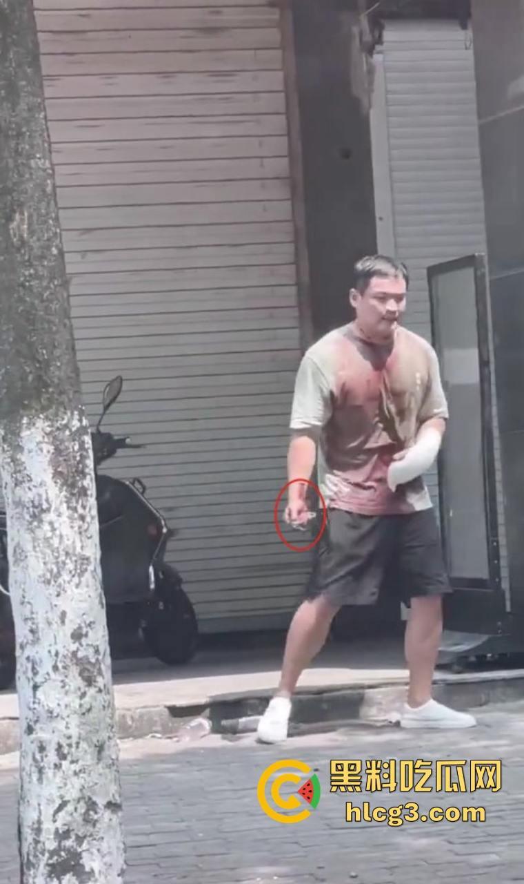 狠起来连自己都捅！浙江湖州市大街上连捅自己数刀 警方合力当场将其制服-1